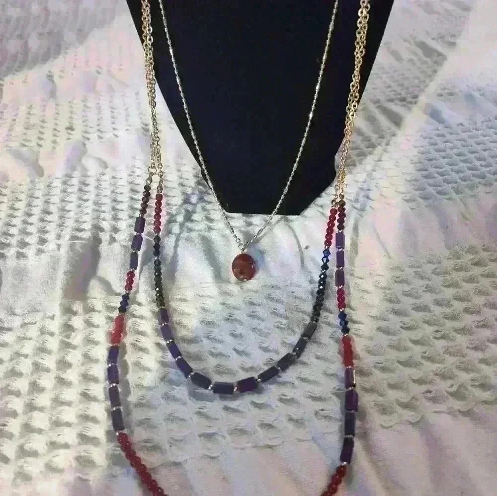 Preloved fashion necklace good condition gold tone multicolor red multi-layered - Picture 1 of 4